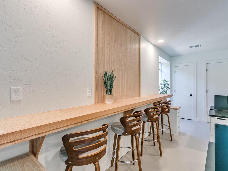 More Photos Of 527 E Main St, Norman Storefront For Lease