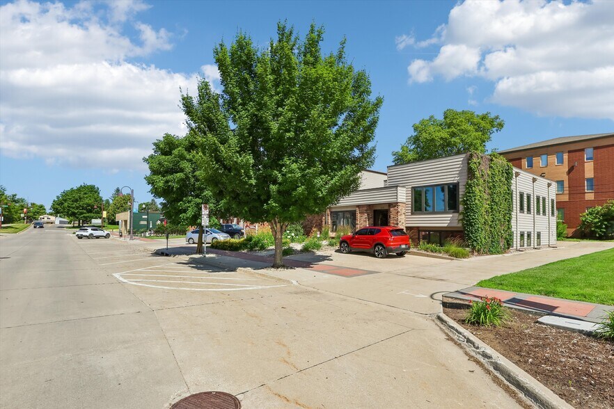 More Photos Of 535 Main St, Ames Office For Lease