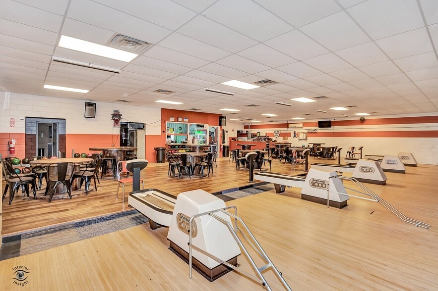 More Photos Of 405 NW Greely Ave, Iroquois Sports And Entertainment For Sale