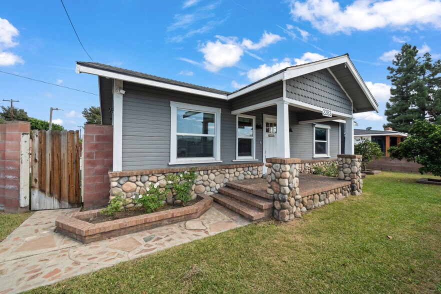 Primary Photo Of 2283 N Batavia St, Orange Contractor Storage Yard For Sale