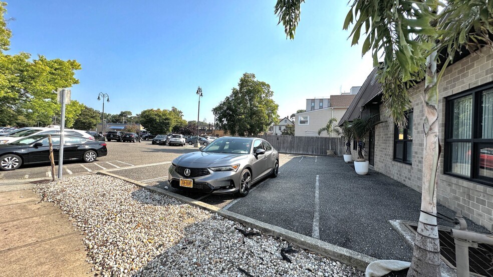 More Photos Of 1991 Smith St, Merrick Medical For Sale