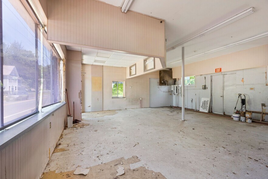 More Photos Of 55 White Ave, East Longmeadow Freestanding For Lease