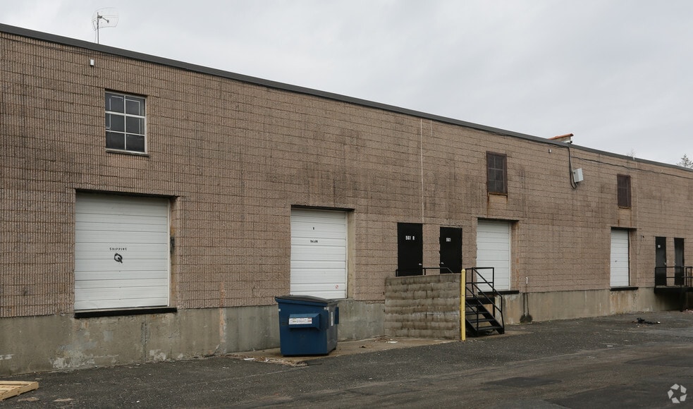 More Photos Of 561 Acorn St, Deer Park Warehouse For Lease