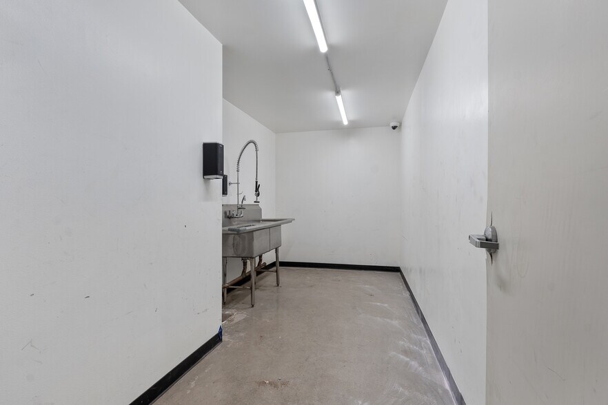 More Photos Of 3501 Emery St, Los Angeles Manufacturing For Sale