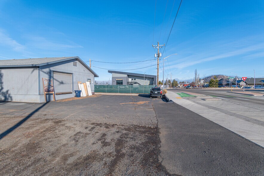 More Photos Of 625 SE 9th St, Bend Warehouse For Sale