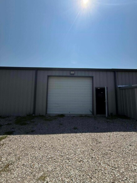 More Photos Of 1705 W Walnut St, Paris Industrial For Lease