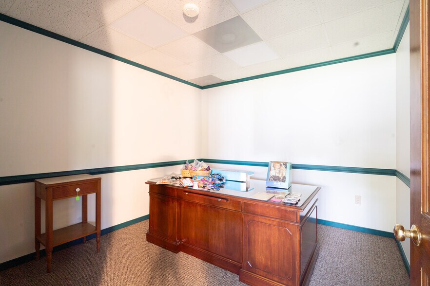 More Photos Of 220 Chesapeake Dr, White Stone Office For Sale