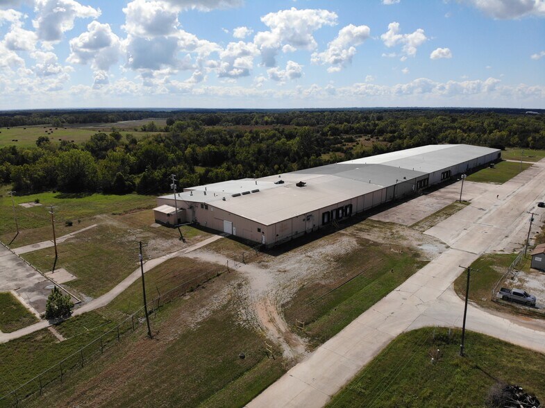 More Photos Of 5725 Howard Bush Dr, Neosho Distribution For Lease