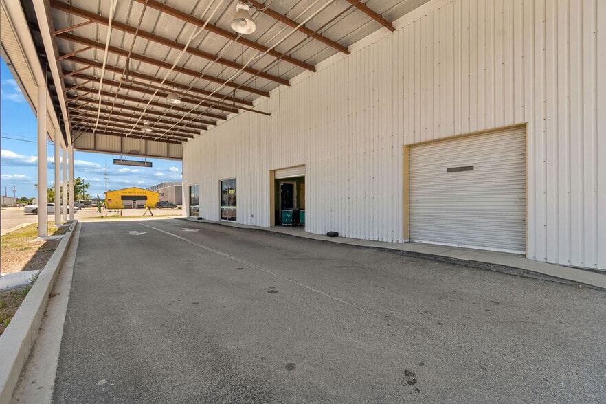 More Photos Of 9945 Race Track Rd, Tampa Industrial For Sale
