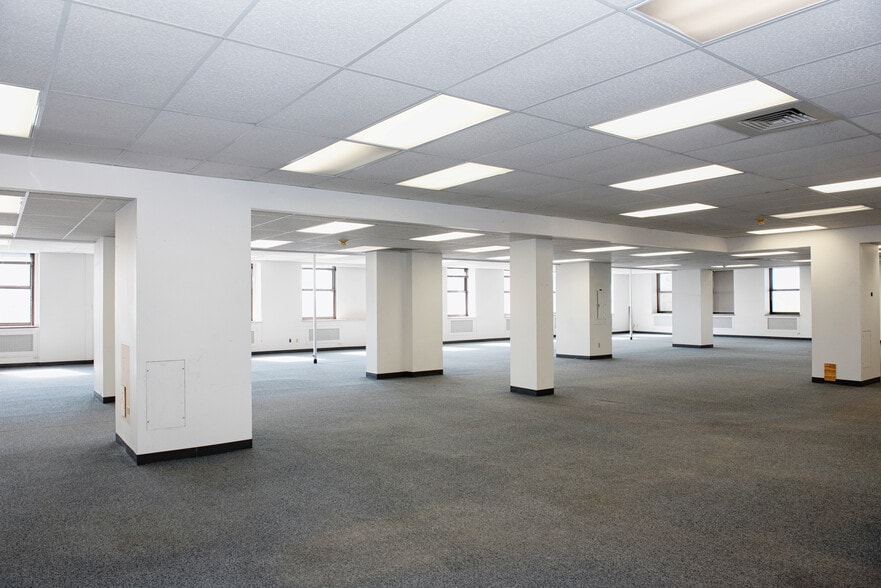 More Photos Of 6 W Federal St, Youngstown Office For Sale