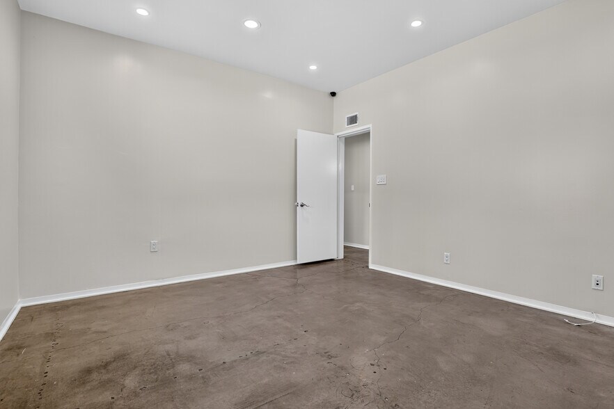 More Photos Of 4925 Sepulveda Blvd, Sherman Oaks Office For Sale