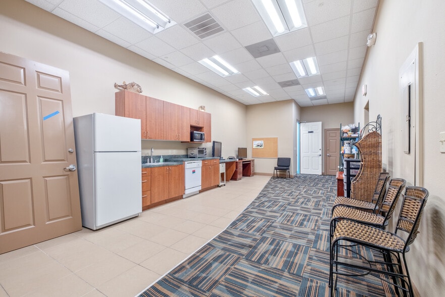 More Photos Of 503A Harbor Blvd, Destin Flex For Lease