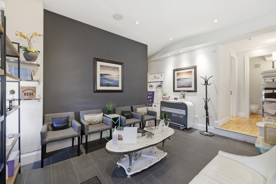 More Photos Of 58 King St W, Hamilton Office For Sale