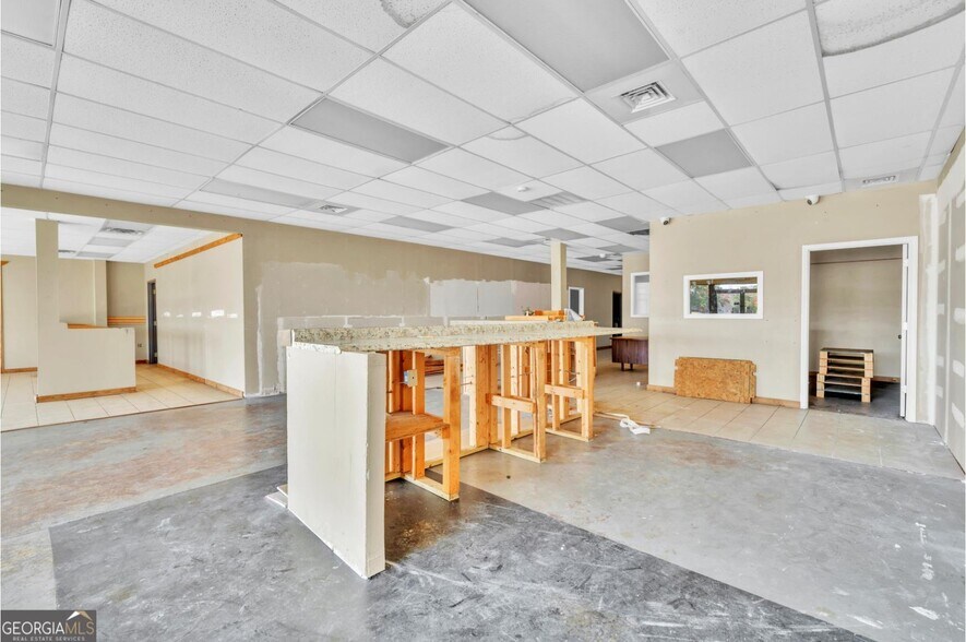 More Photos Of 905 Hillcrest Pky, Dublin Storefront For Sale