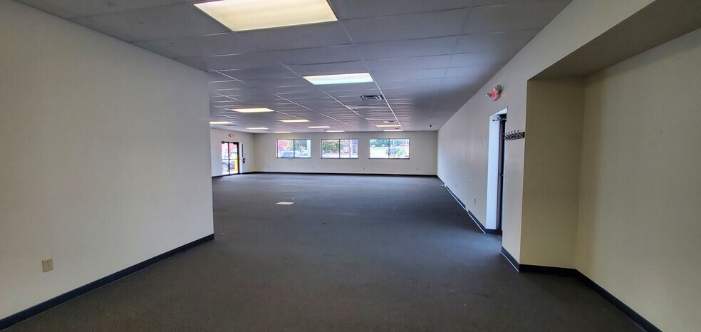 More Photos Of 1315 S Breiel Blvd, Middletown Freestanding For Sale