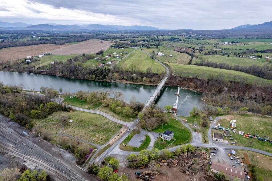 More Photos Of 500-502 First St, Shenandoah Office For Sale