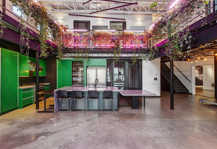 More Photos Of 7049 Rue Saint-Urbain, Montréal Showroom For Sale