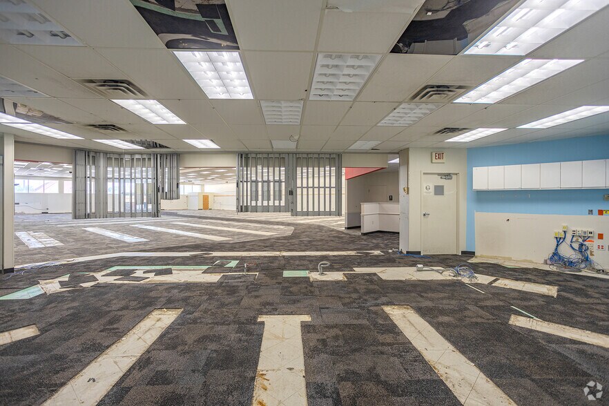 More Photos Of 700 W Main St, Norman Drugstore For Lease