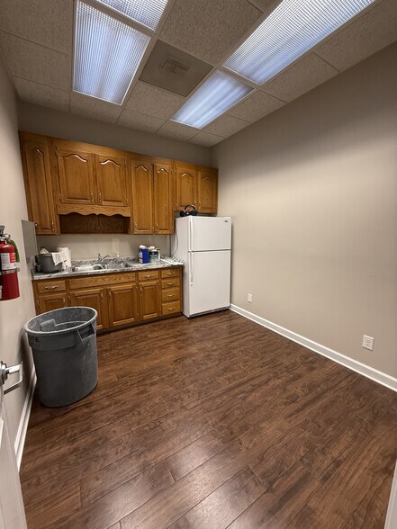 More Photos Of 600 E Main St, Radford Office For Lease