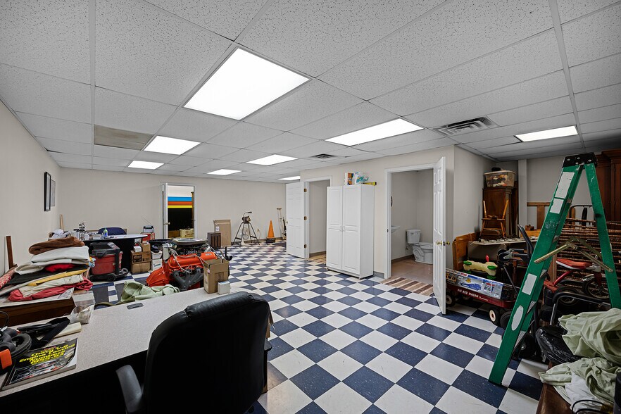 More Photos Of 39 N Madison Dr, Humboldt Showroom For Sale