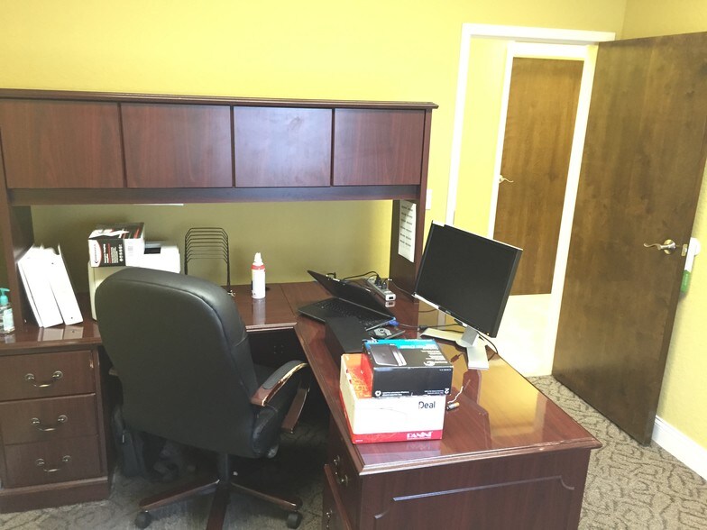 More Photos Of 5470-5476 Lithia Pinecrest Rd, Lithia Medical For Lease