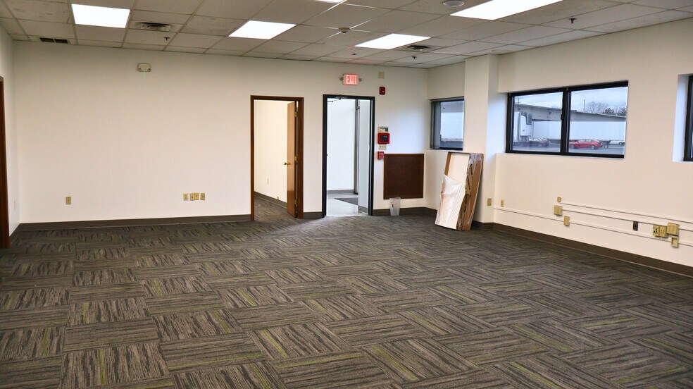 More Photos Of 300 Russell Dr, Middletown Warehouse For Lease