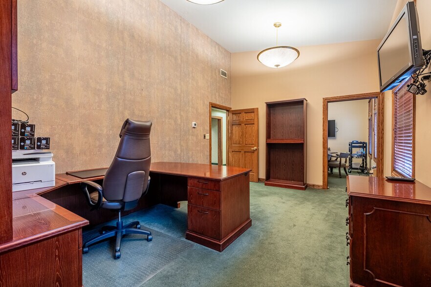 More Photos Of 1303 Macom Dr, Naperville Medical For Lease