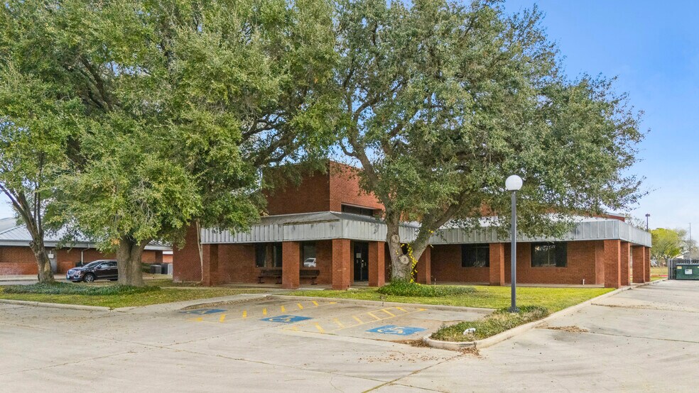 More Photos Of 4502 N Laurent St, Victoria Medical For Sale