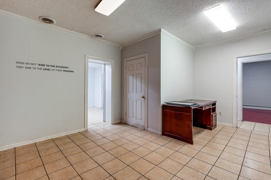 More Photos Of 914 W Commerce St, Dallas Showroom For Lease