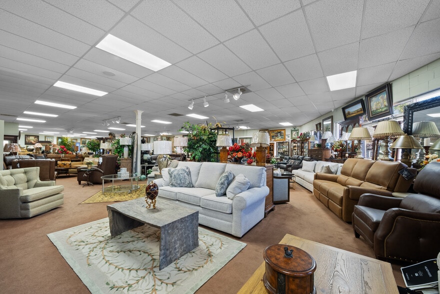 More Photos Of 23681 Newhall Ave, Santa Clarita Freestanding For Sale