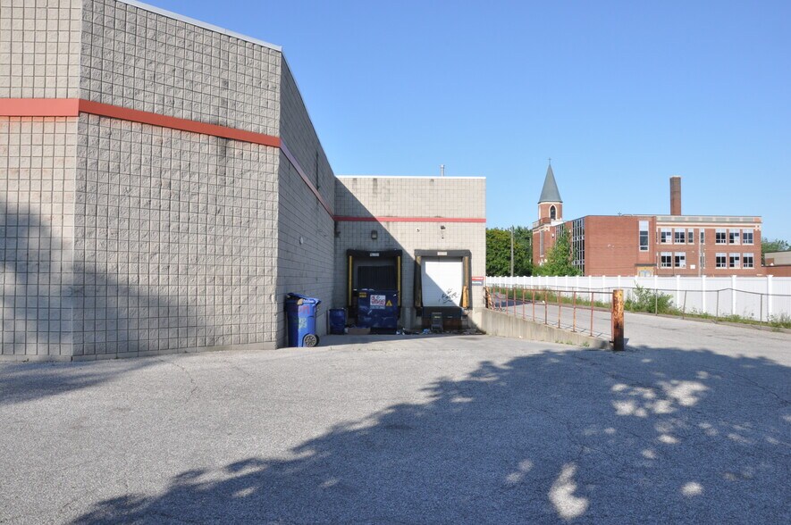 More Photos Of 5050 Tecumseh Rd E, Windsor Unknown For Lease