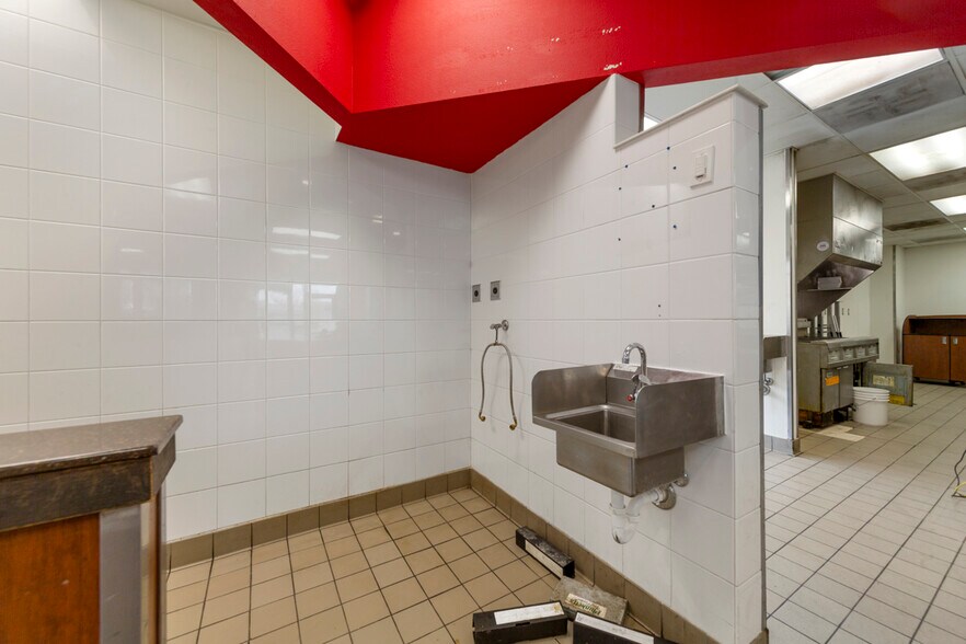 More Photos Of 101 W Lind St, Mankato Fast Food For Sale