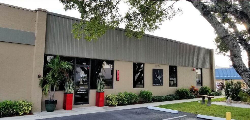 More Photos Of 1372-1374 N Killian Dr, West Palm Beach Warehouse For Lease