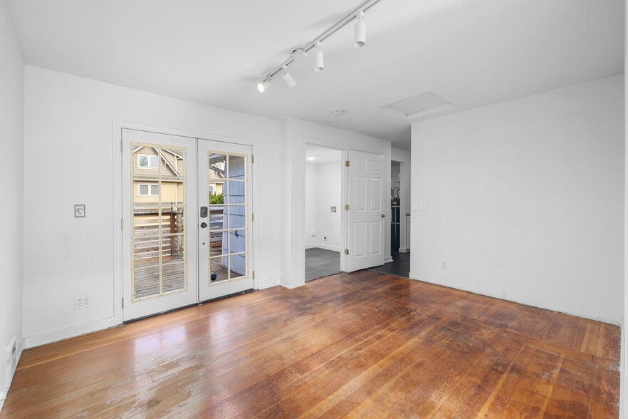 More Photos Of 605 Main St, Edmonds General Retail For Sale