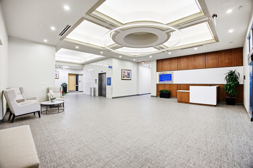 More Photos Of 5420 West Loop S, Bellaire Medical For Lease