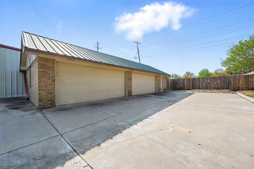 More Photos Of 300 Paul Wilson Rd, Wylie Showroom For Lease