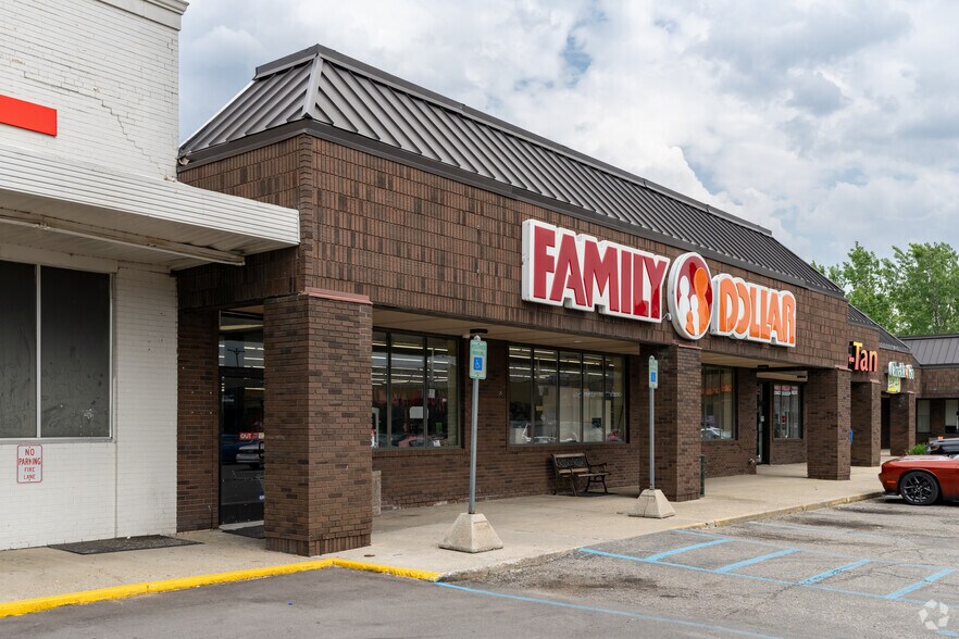 Primary Photo Of 11956-11972 N Saginaw St, Mount Morris General Retail For Lease