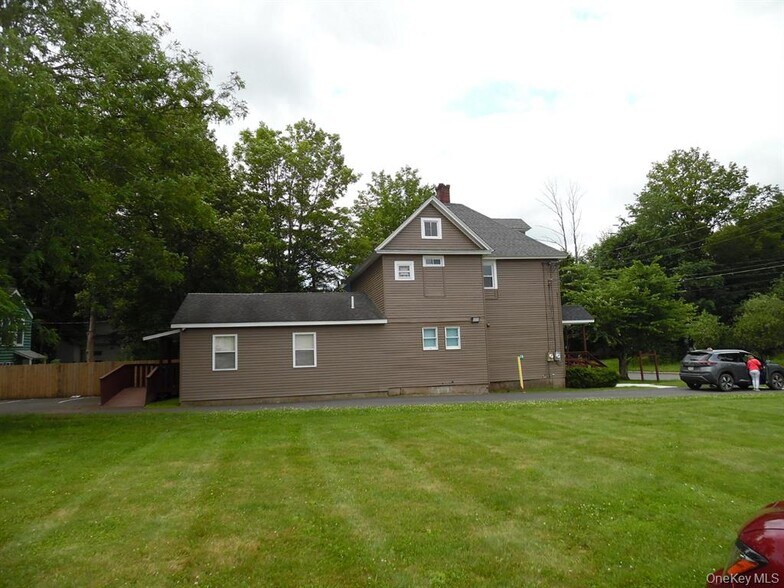 More Photos Of 19 Prince St, Monticello Office For Sale