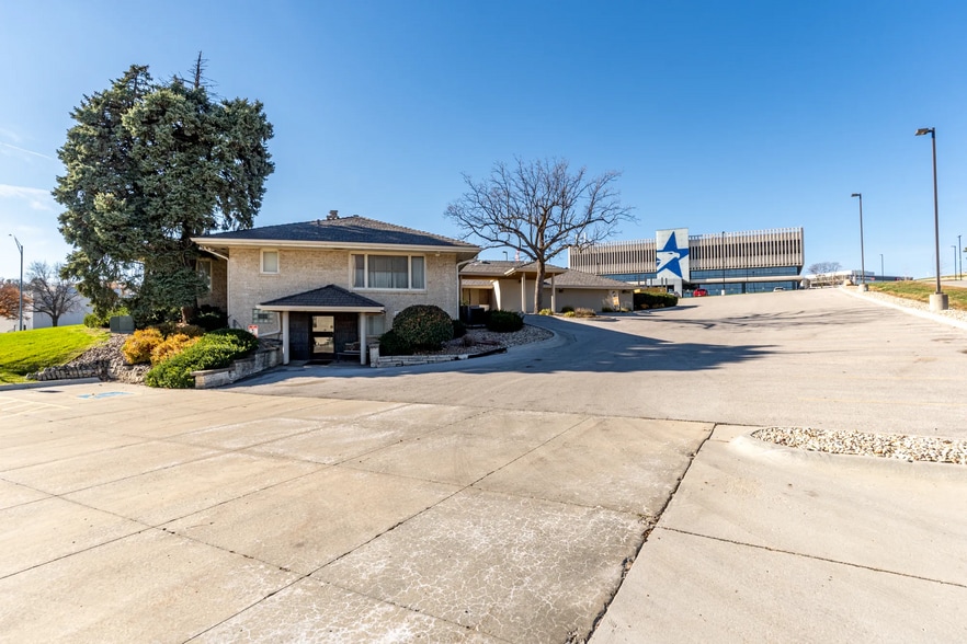 More Photos Of 8900 W Dodge Rd, Omaha Medical For Lease