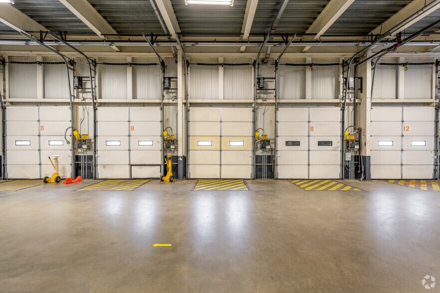 More Photos Of 121 Technology Dr, Durham Unknown For Lease