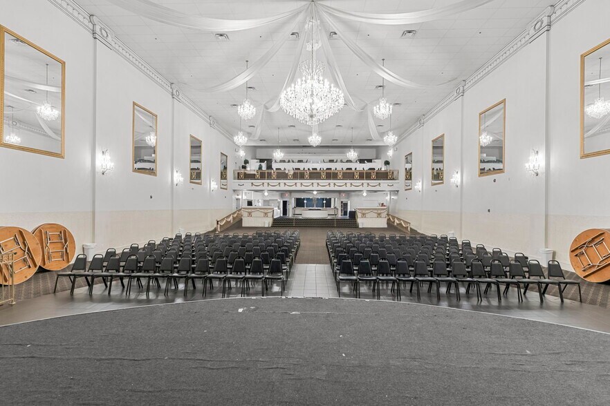 More Photos Of 138 E Market St, New Albany Lodge Meeting Hall For Sale