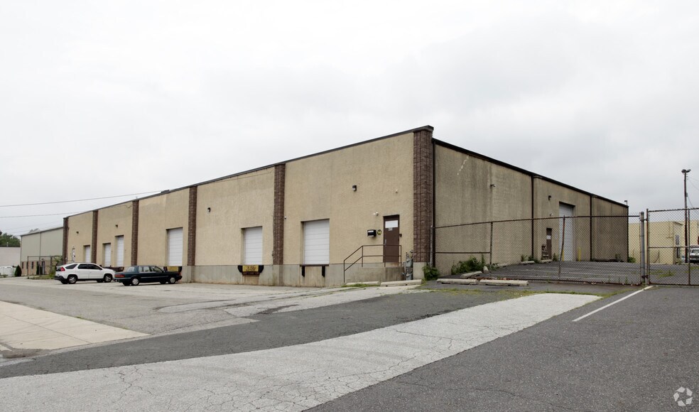 More Photos Of 425-433 Seminole Ave, Lester Warehouse For Lease