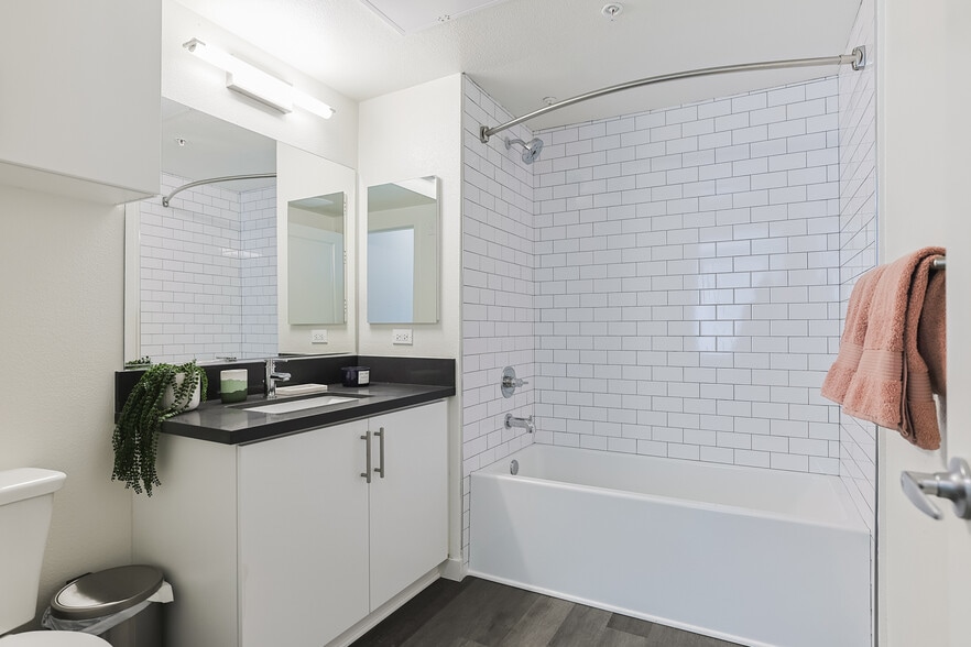 More Photos Of 10555 Bloomfield St, Toluca Lake Apartments For Sale