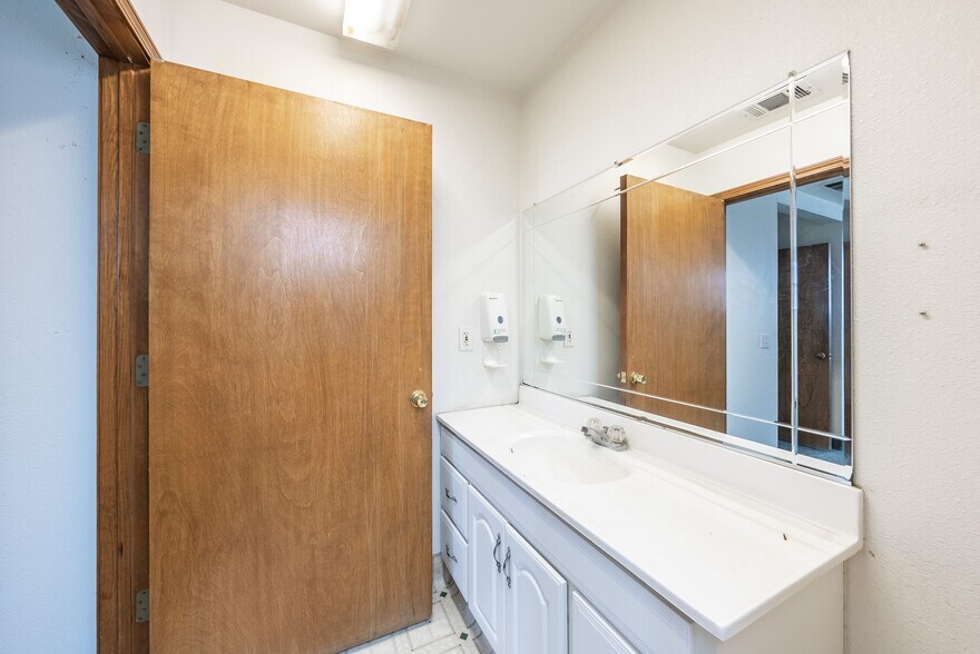 More Photos Of 927 O St, Firebaugh Healthcare For Sale