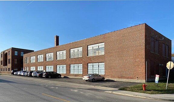 More Photos Of 366-368 Bluff City Blvd, Elgin Manufacturing For Lease