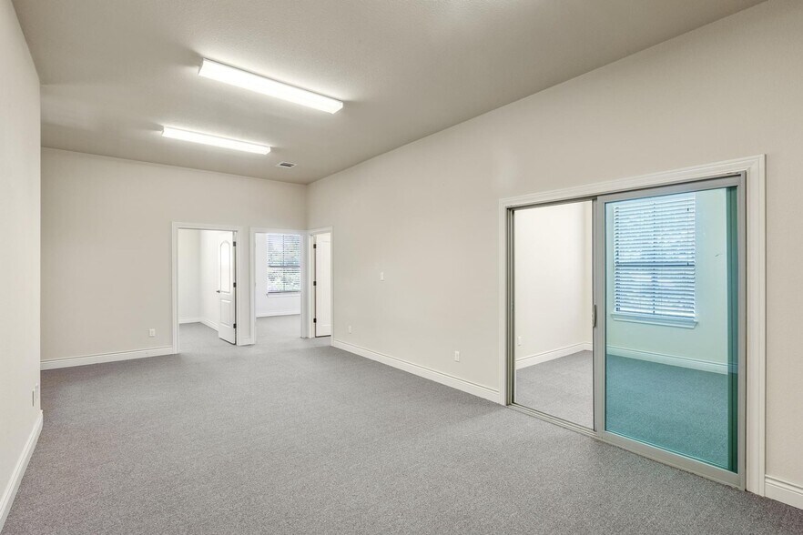 More Photos Of 105 Applewood Dr, Cedar Creek Office For Sale