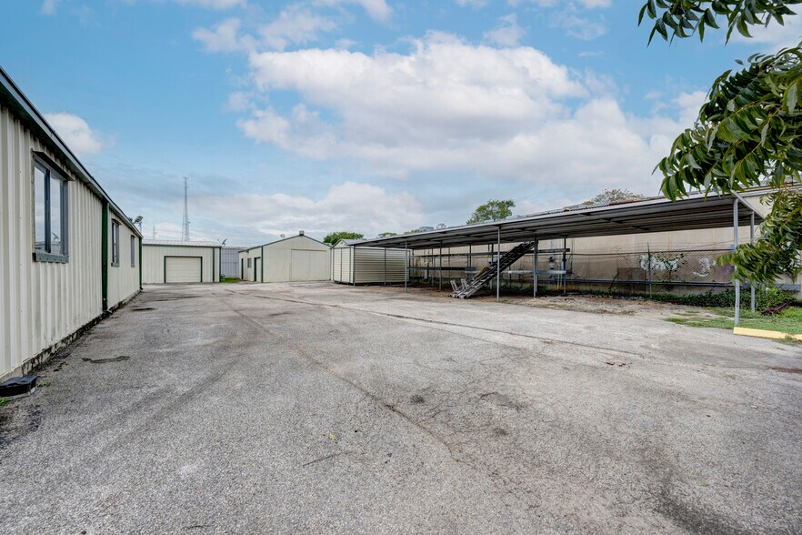 More Photos Of 10206 Georgibelle Dr, Houston Warehouse For Lease