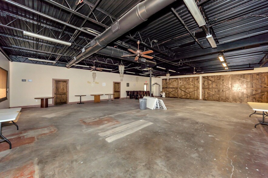 More Photos Of 2001 S Austin Ave, Denison Light Distribution For Lease