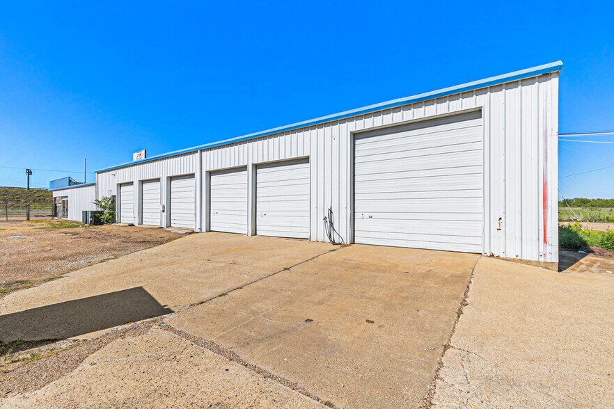 More Photos Of 5878 W US Highway 80, Terrell Showroom For Sale