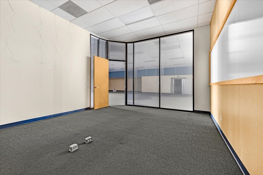 More Photos Of 3730-3780 N Blackstone Ave, Fresno Unknown For Lease